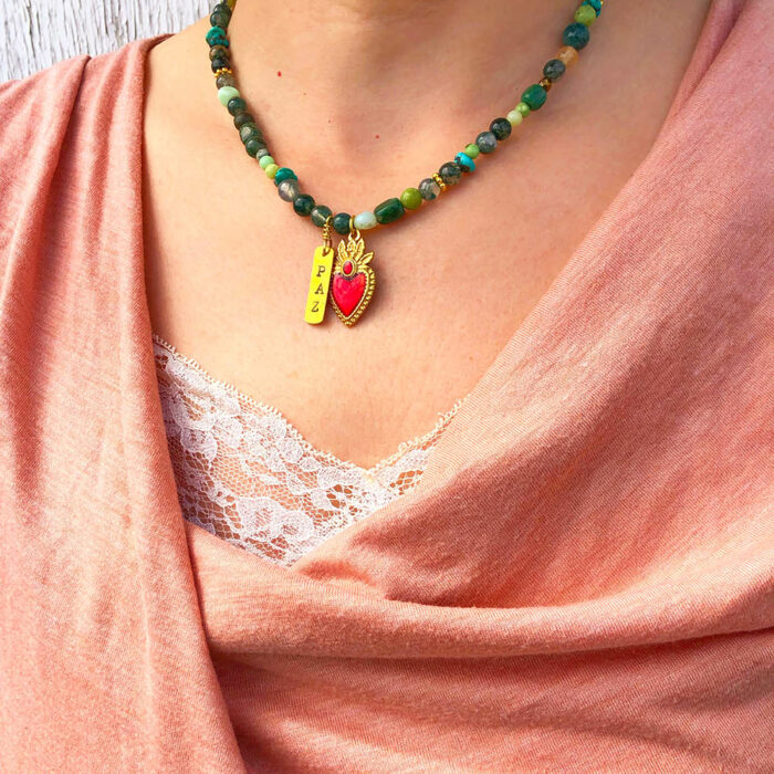 Collier corazon avec pierres d'agate portée