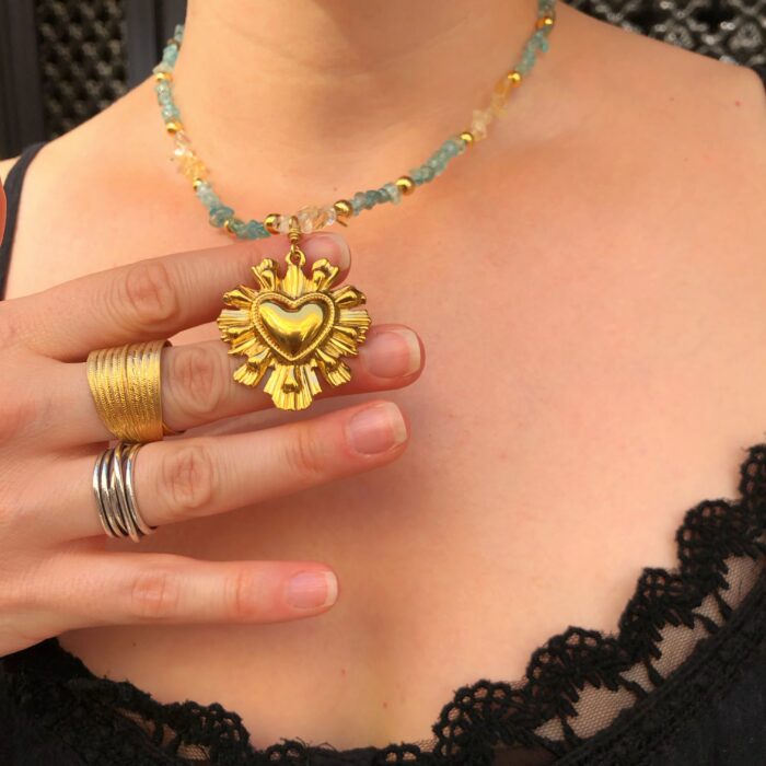 collier sacre coeur doré porté