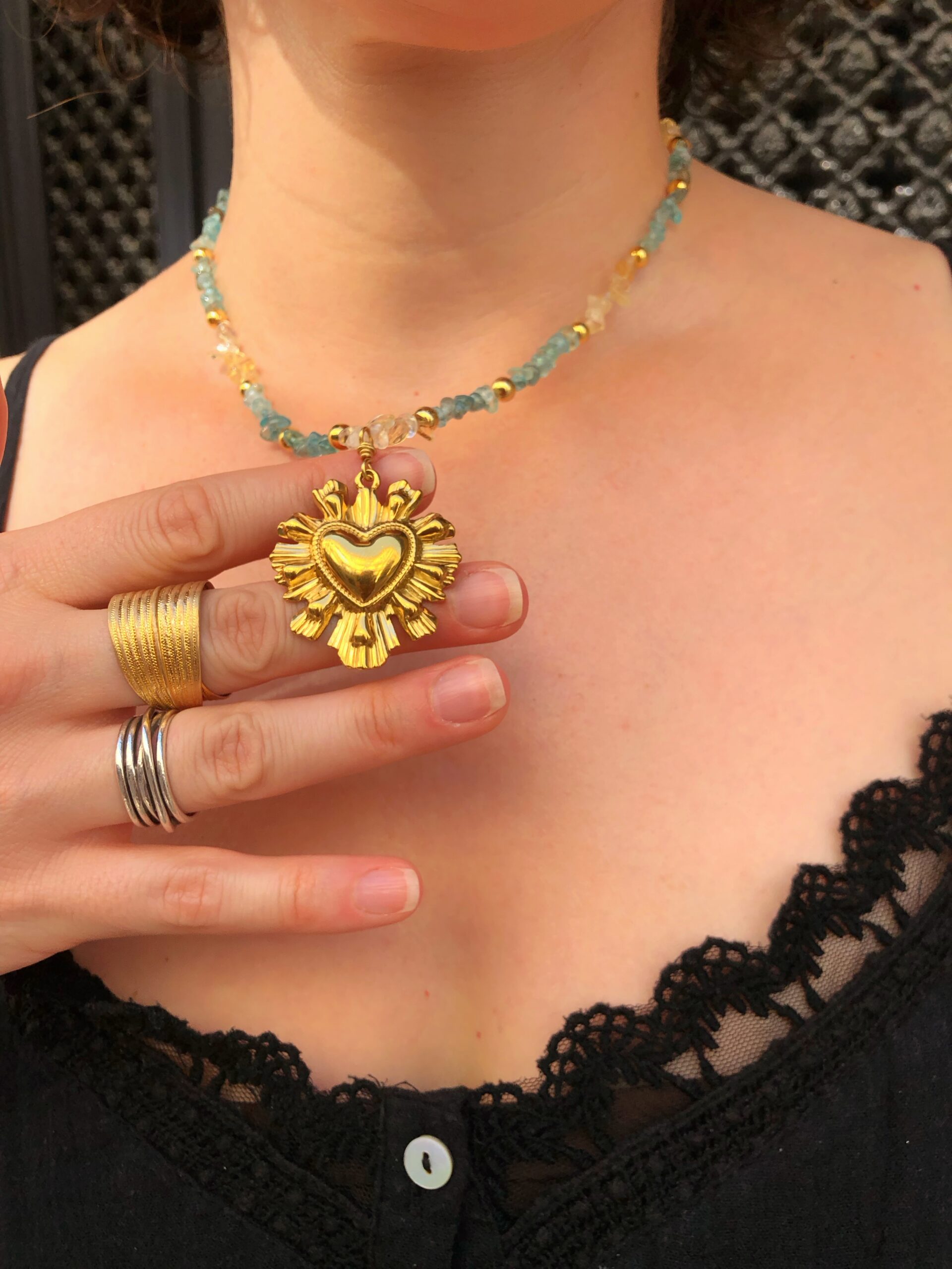 collier sacre coeur doré porté