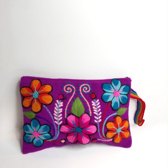 Pochette violette brodée avec des fleurs colorées
