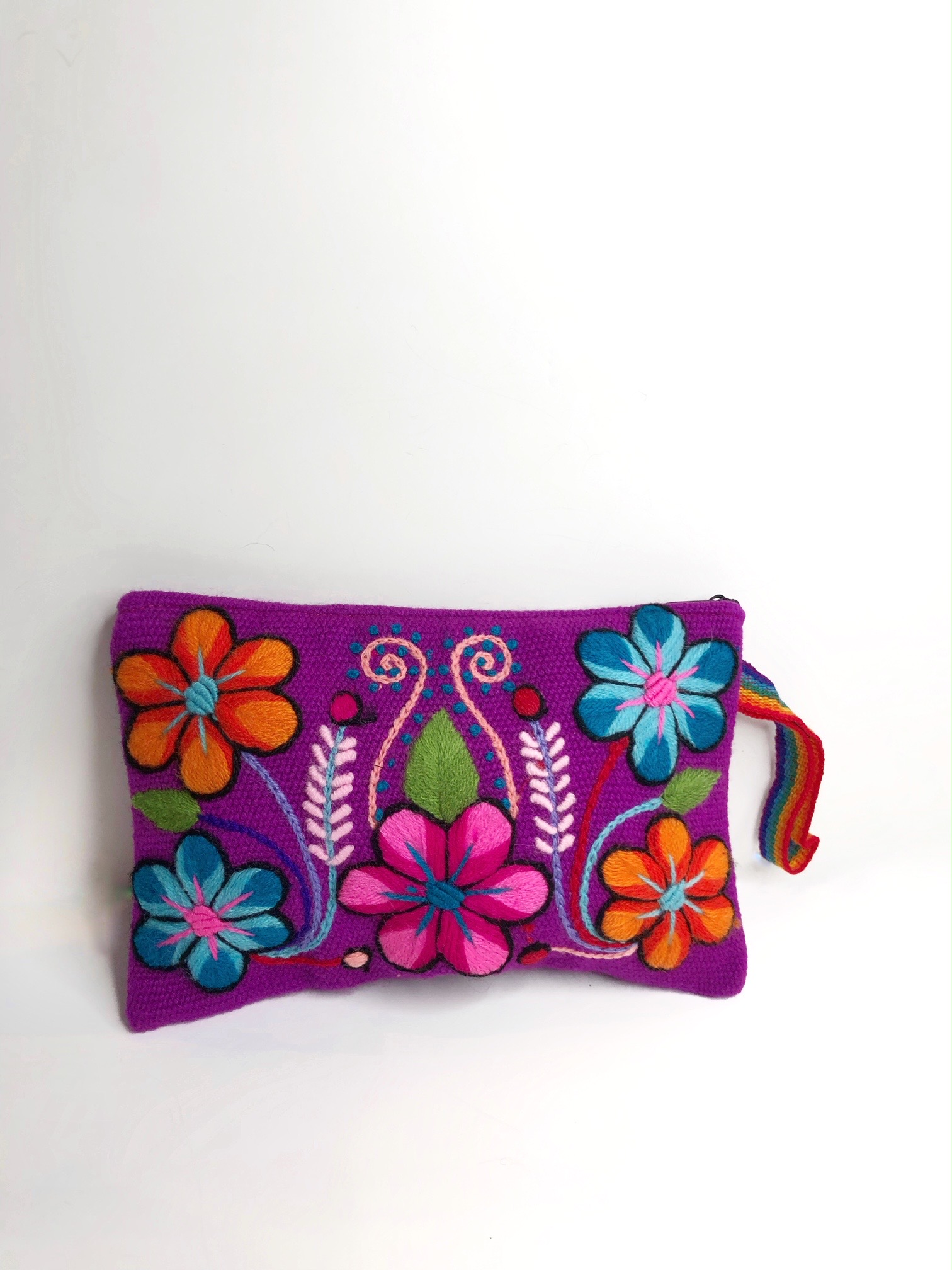 Pochette violette brodée avec des fleurs colorées